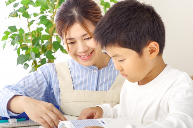 保育士の女性と男の子